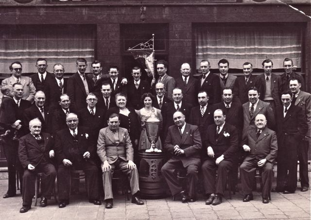 Ze hadden van de nationale vereniging van clubs ten lande een beker gekregen. Geen reden waarom maar het paste wel mooi in het clublokaal.